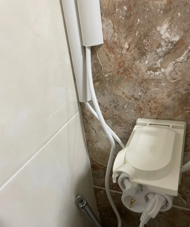 좁은 공간에서 전선 방향을 나눠 쓰는 써보니 크로버 멀티탭