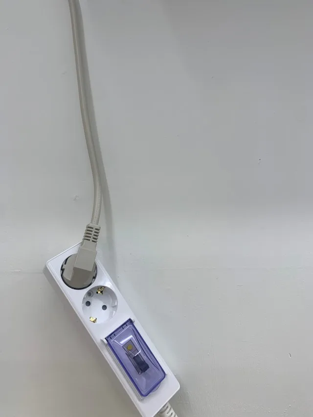 벽면 콘센트 주변에 배치한 써보니 고용량 멀티탭