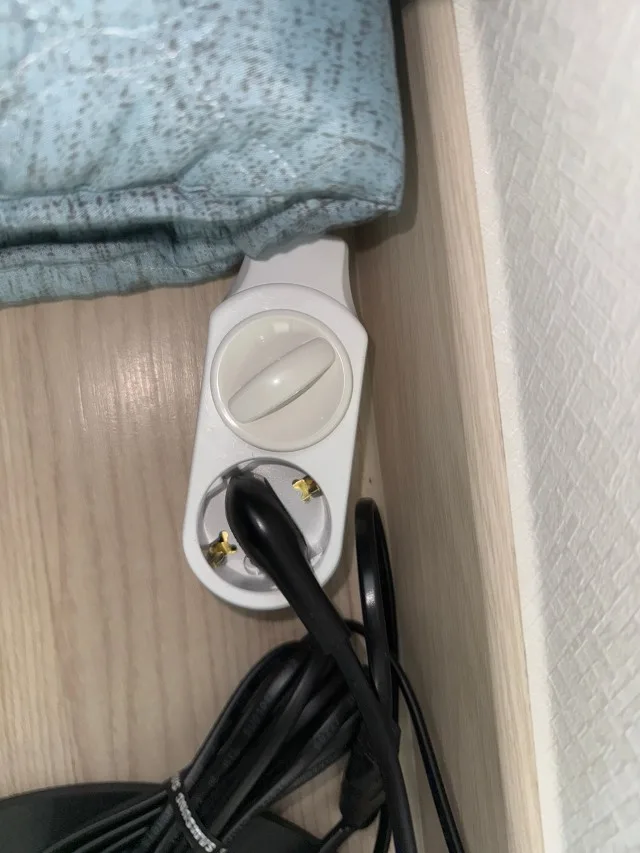 가구 옆 먼지 쌓이는 공간에 놓인 써보니 멀티탭과 안전커버