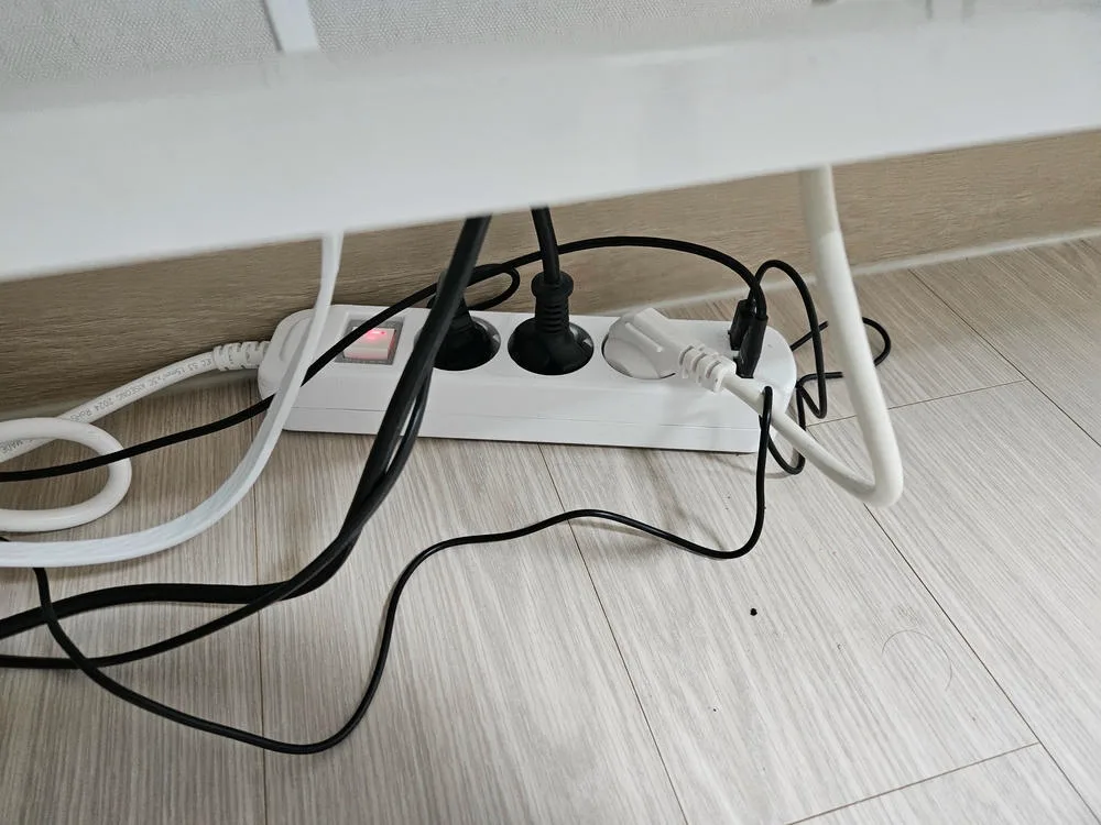 가구 아래 전선 정리에 사용하는 써보니 멀티탭