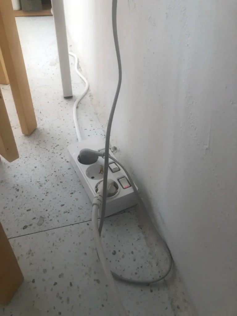 벽면과 바닥 사이에 배치한 써보니 멀티탭과 전선 방향
