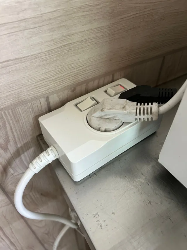 가구 뒤쪽 먼지와 플러그 상태를 확인해야 하는 멀티탭 설치 자리