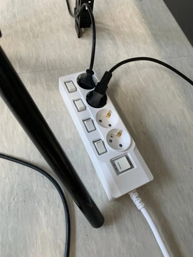 거실 바닥에서 사용하는 써보니 개별스위치 멀티탭