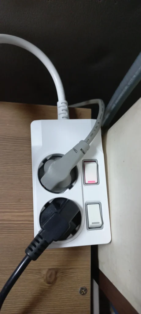 책상 옆 좁은 공간에서 플러그를 연결한 써보니 2구 개별스위치 멀티탭