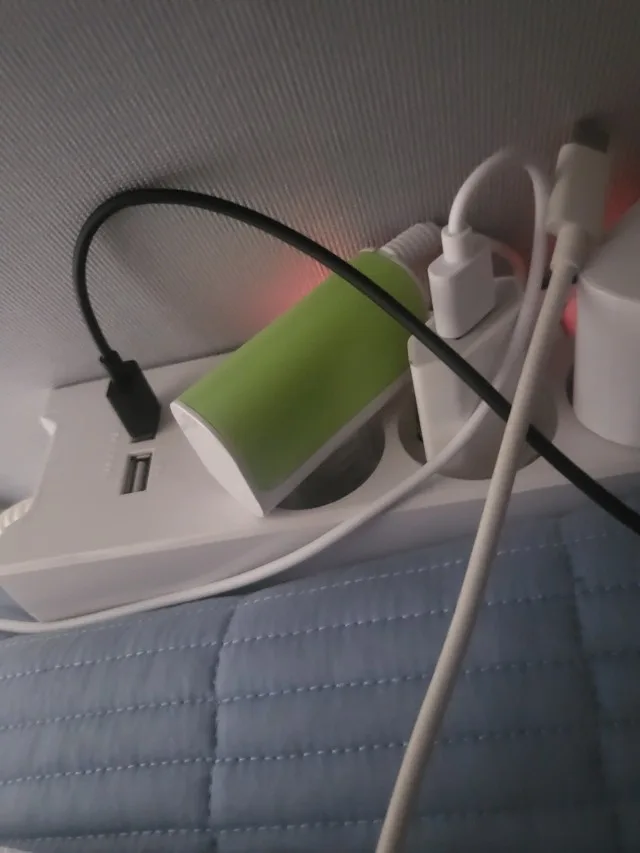 침대 옆에서 충전 케이블을 정리한 써보니 USB 멀티탭