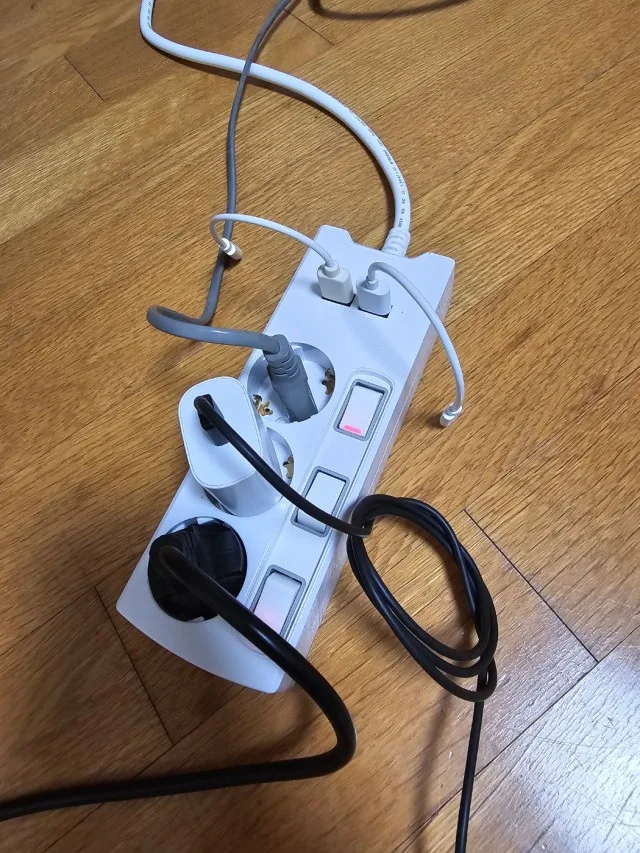 여러 충전기와 전선을 연결한 써보니 USB 개별스위치 멀티탭