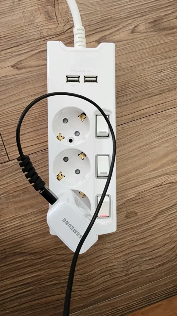 책상 바닥에서 충전 케이블을 연결한 써보니 USB 멀티탭