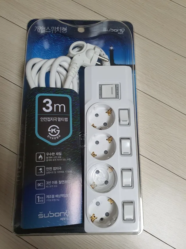 3m 전선 길이 표기가 보이는 써보니 16A 250V 멀티탭