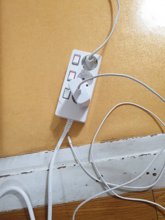 전선과 플러그 연결 상태를 볼 수 있는 써보니 멀티탭 실사용 장면