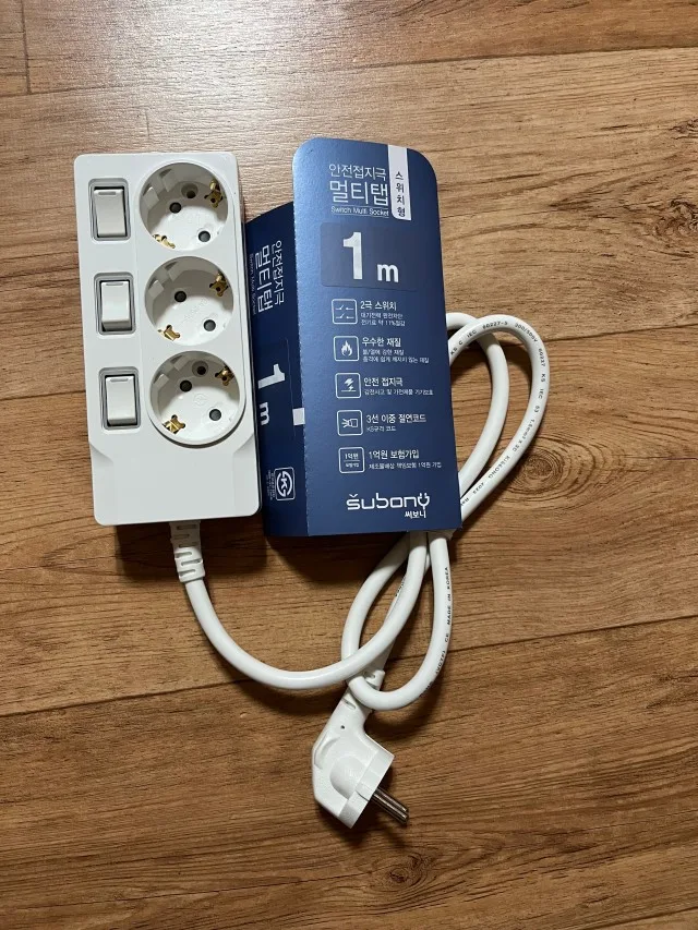 16A 250V 정격 표기를 확인할 수 있는 써보니 멀티탭 패키지와 제품