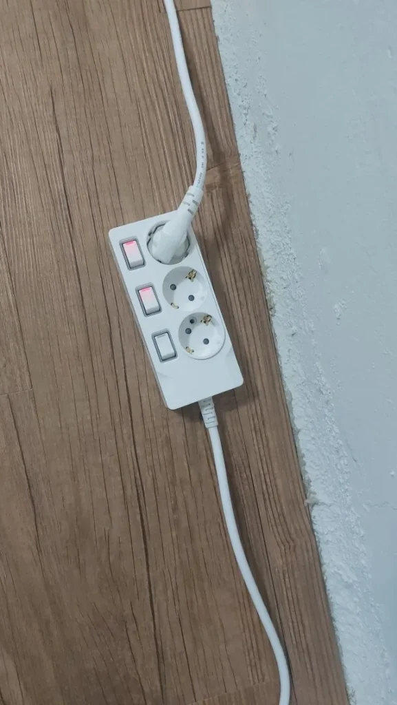 벽면 콘센트 주변에 연결한 써보니 16A 250V 멀티탭