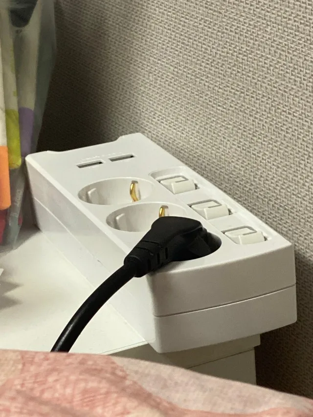 침대 옆에서 사용하는 써보니 USB 개별스위치 멀티탭