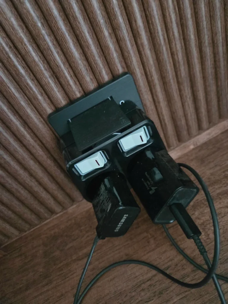 써보니 블랙 부착형 멀티탭 플라스틱 표면과 스위치 마감