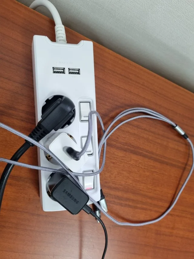 책상 위 충전 공간에서 사용하는 써보니 USB 개별스위치 멀티탭