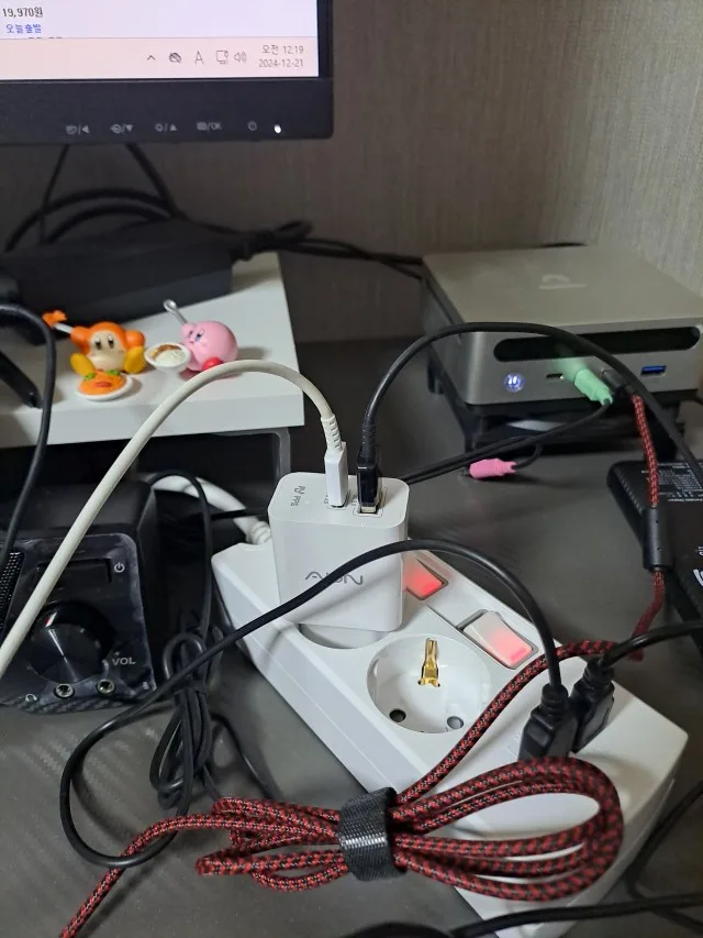 책상 위 여러 전자기기와 함께 사용하는 써보니 멀티탭