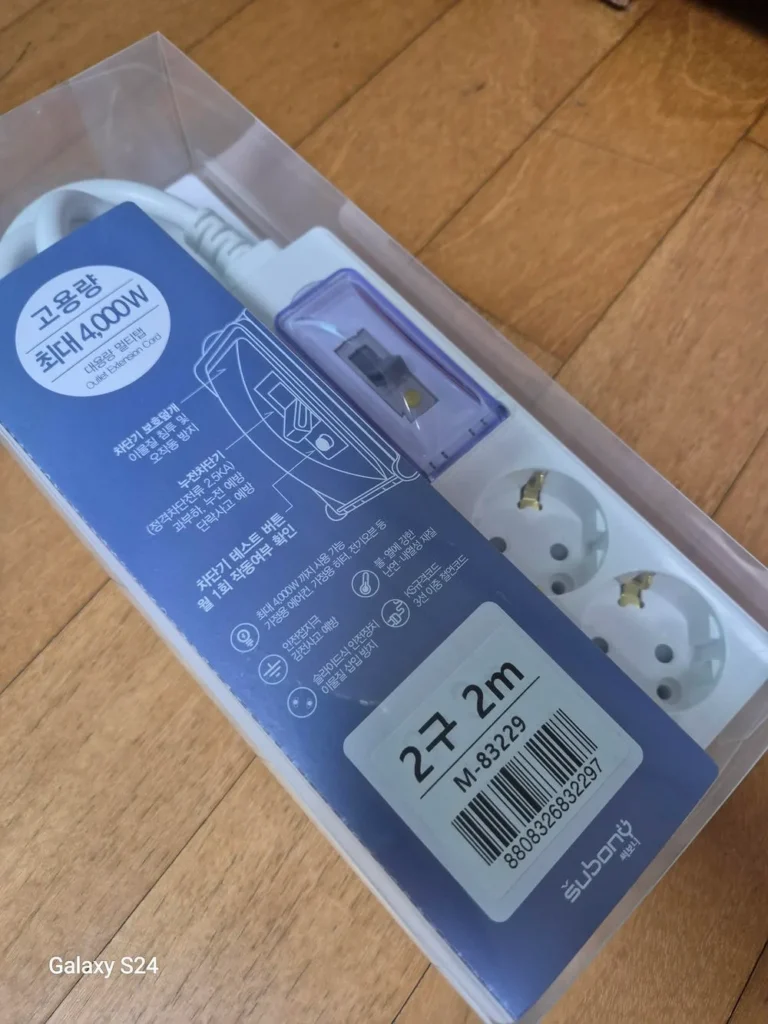 최대 4000W 표기와 차단기 구조가 보이는 써보니 고용량 멀티탭 패키지