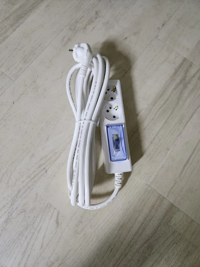 전선과 차단기 커버가 보이는 써보니 고용량 멀티탭