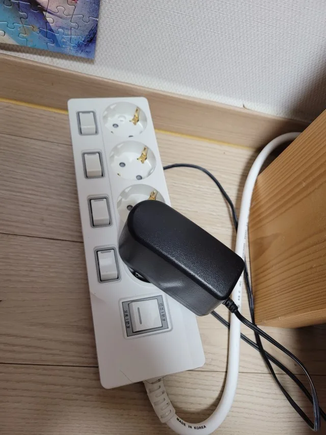 생활 공간에서 어댑터를 연결해 사용하는 써보니 개별스위치 멀티탭