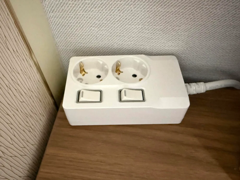 가구 위에 놓인 써보니 화이트 멀티탭과 깔끔한 본체