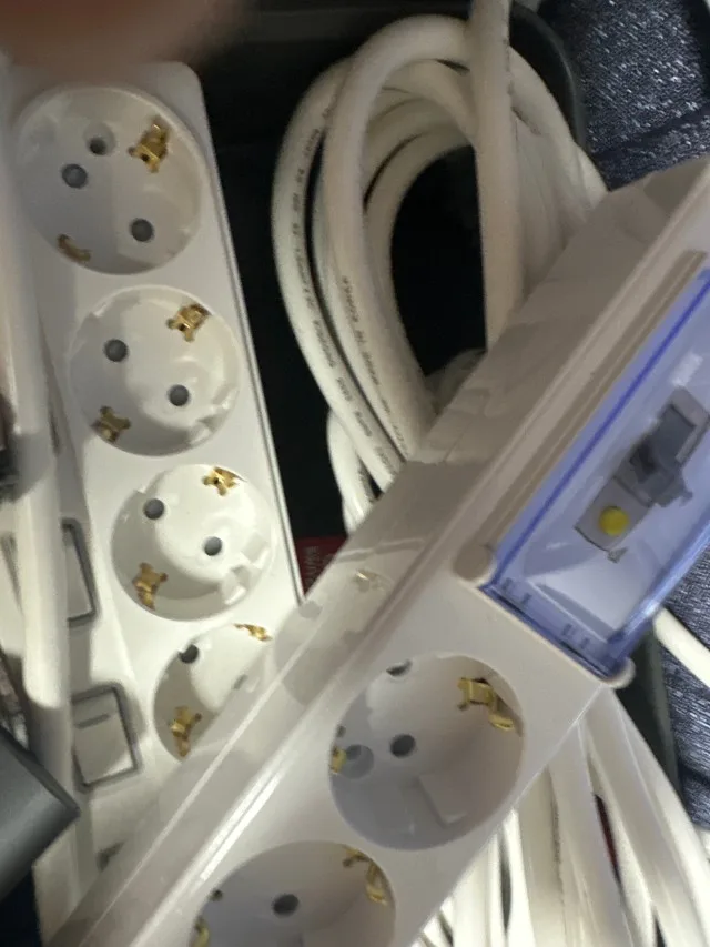 노란 테스트 버튼이 보이는 써보니 누전차단 고용량 멀티탭 근접 사진