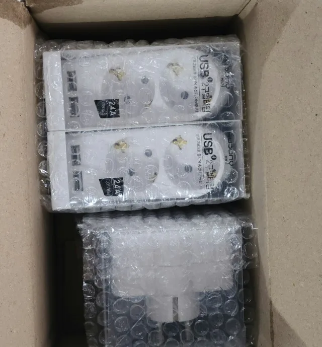 박스 안에 포장된 써보니 USB 2구 멀티탭 선물 구성