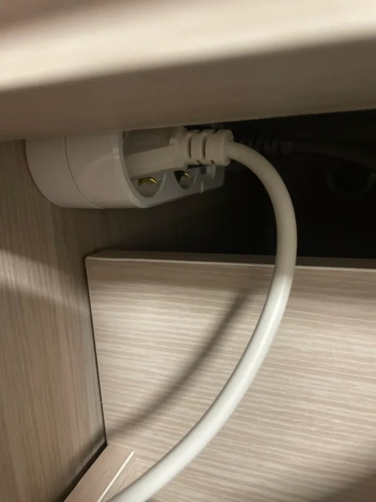 가구 뒤에 연결된 써보니 멀티탭과 전선 흐름