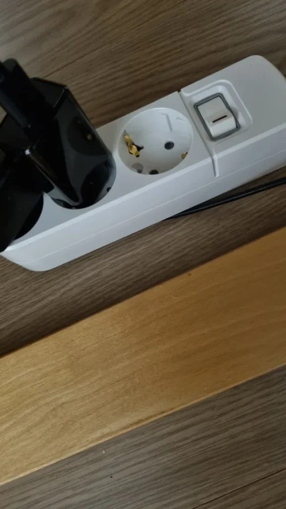 전선과 플러그 연결 상태를 확인할 수 있는 멀티탭 실사용 장면
