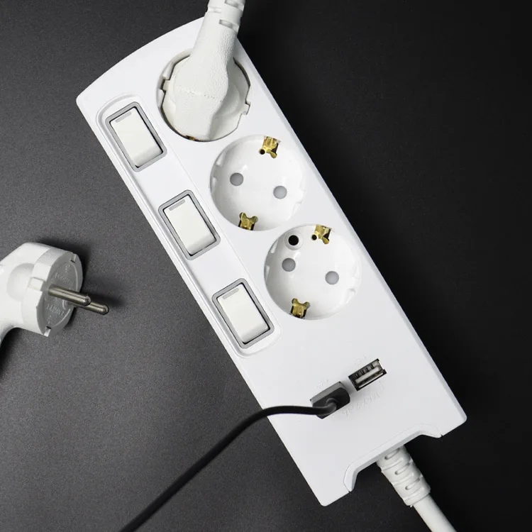 플러그와 USB 케이블이 연결된 써보니 개별스위치 멀티탭 디테일
