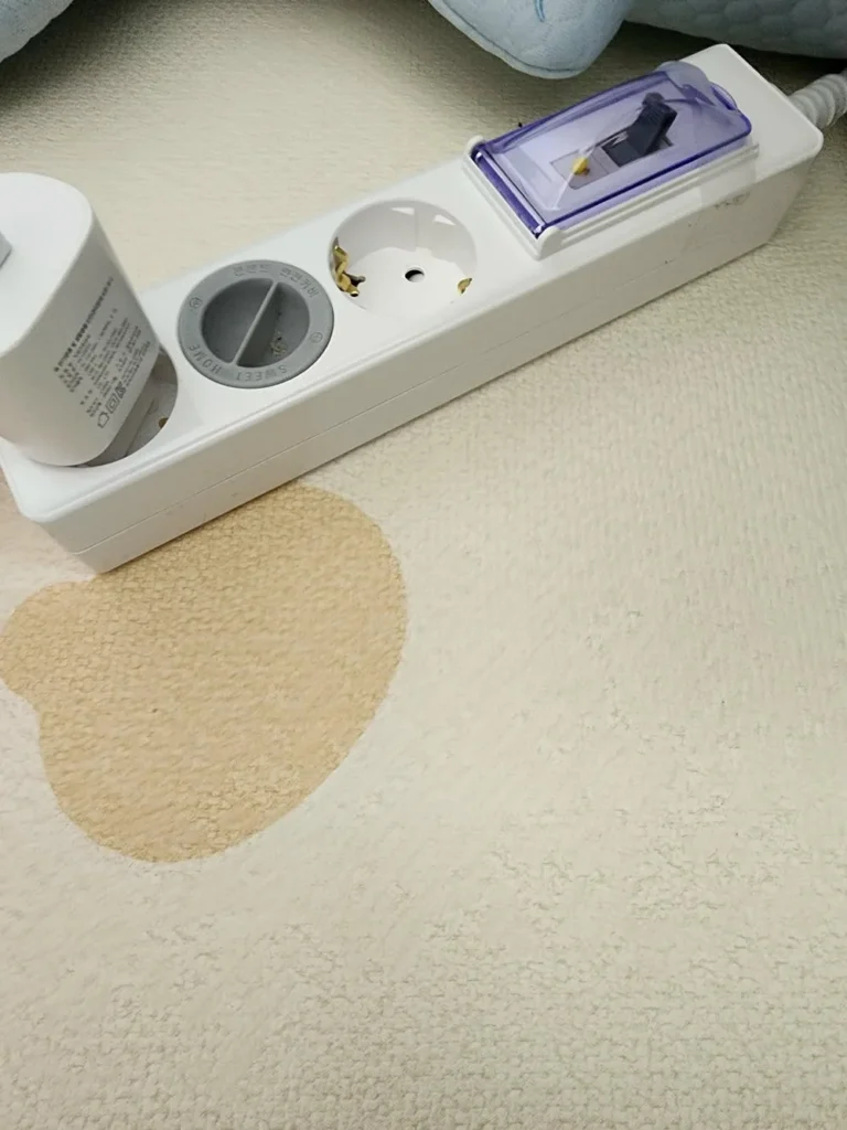 물기 있는 공간에서 감전사고 예방 기준을 생각하게 하는 써보니 멀티탭 사용 장면
