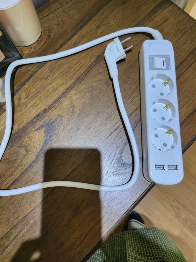 USB 포트와 통합스위치가 함께 있는 써보니 멀티탭