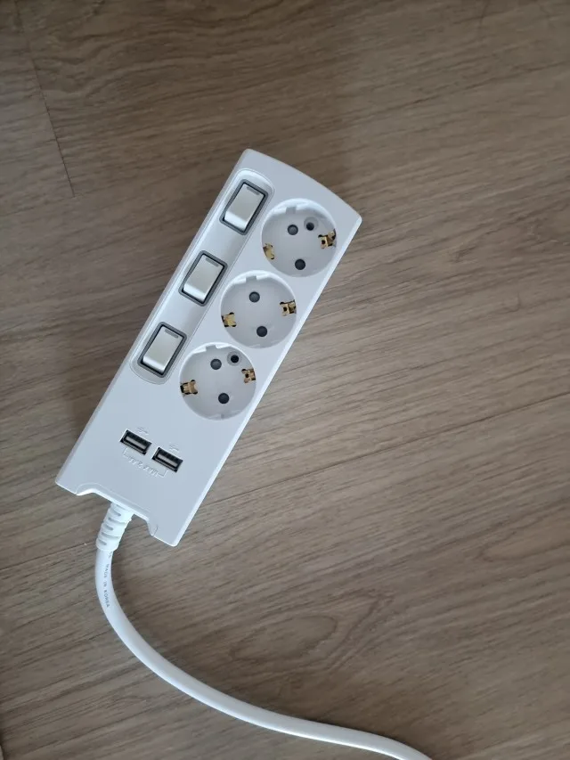 화이트 본체와 USB 포트를 갖춘 써보니 3구 멀티탭