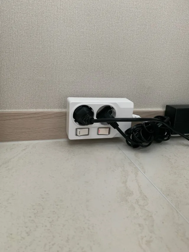 바닥 벽면 근처에서 사용하는 써보니 2구 스위치 멀티탭