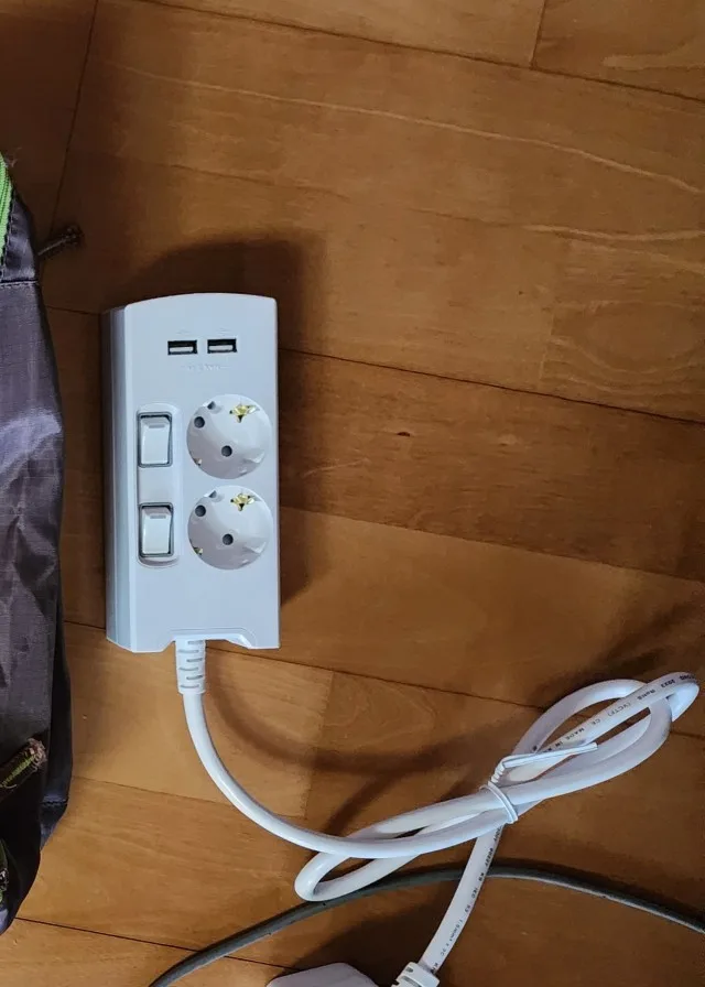 원목 바닥 위에 놓인 써보니 USB 멀티탭