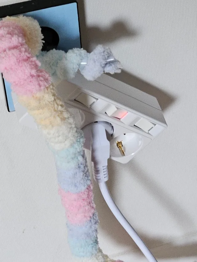 벽 콘센트에 연결한 써보니 개별스위치 멀티탭 사용 장면