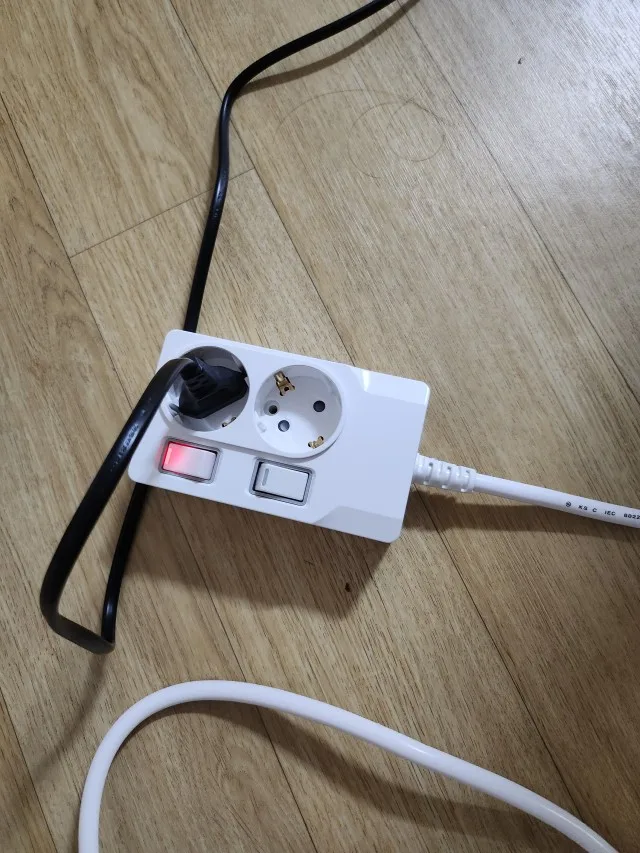 벽걸이와 창문형 에어컨 주변에서 검토할 수 있는 써보니 일반 멀티탭