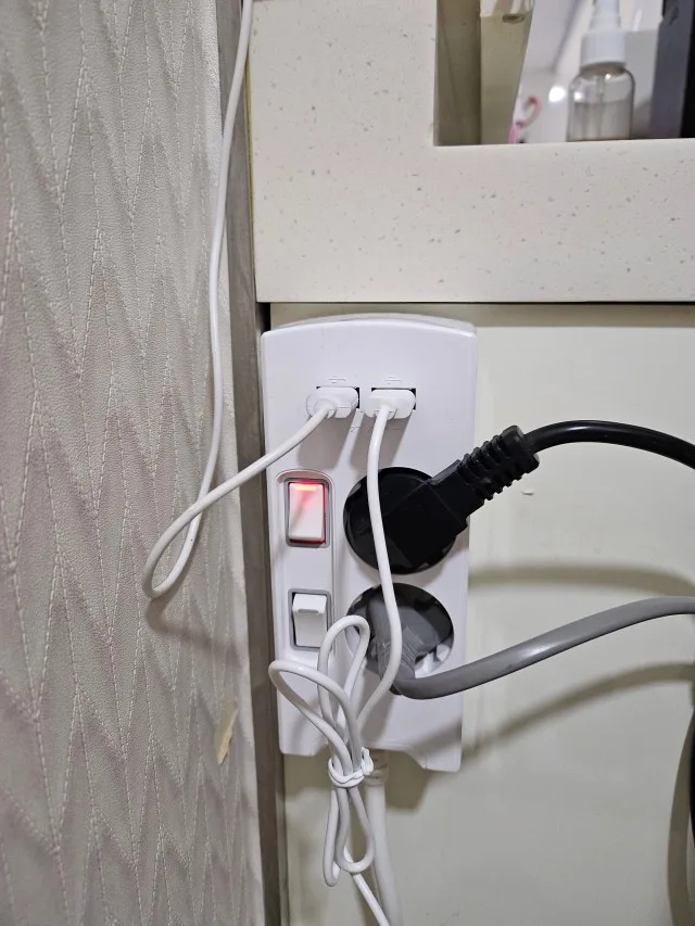 카페와 공용 공간 가구 옆에 고정해 사용하는 써보니 USB 멀티탭