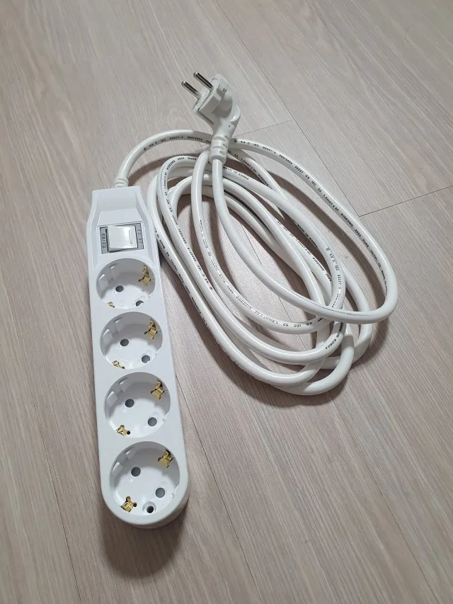 긴 흰색 전선과 통합스위치가 있는 써보니 4구 멀티탭