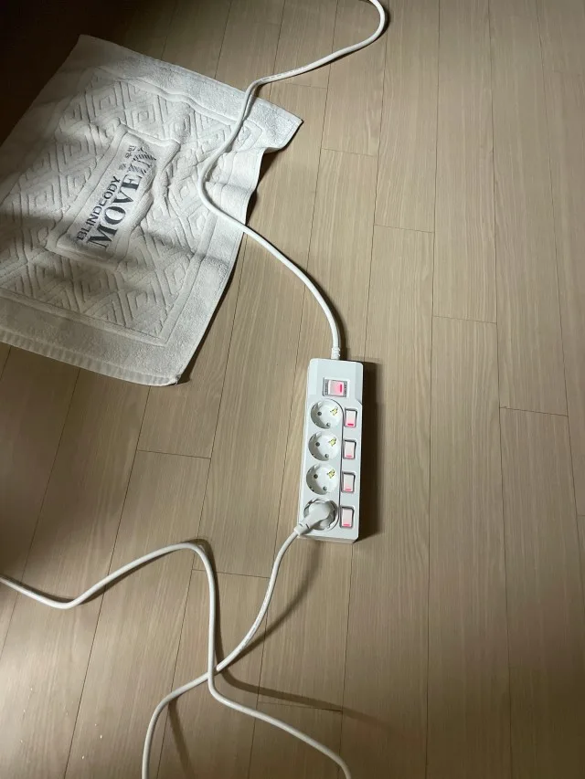 실내 바닥에서 여러 전선을 연결해 사용하는 써보니 4구 개별스위치 멀티탭
