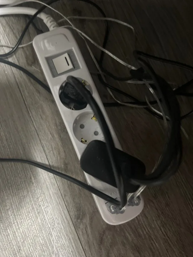 숙박업소 객실 바닥에서 플러그와 전선 정리가 필요한 멀티탭 사용 상태
