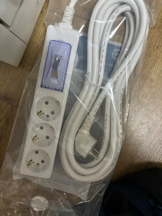 두꺼운 전선과 접지 플러그가 보이는 써보니 고용량 멀티탭