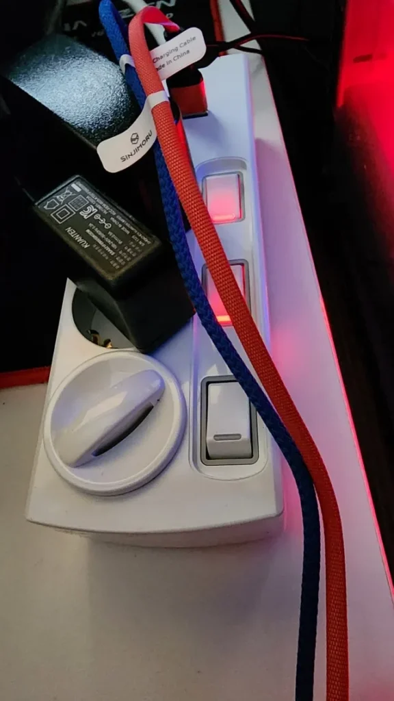 여러 충전 케이블과 전용 어댑터를 연결한 써보니 USB 멀티탭
