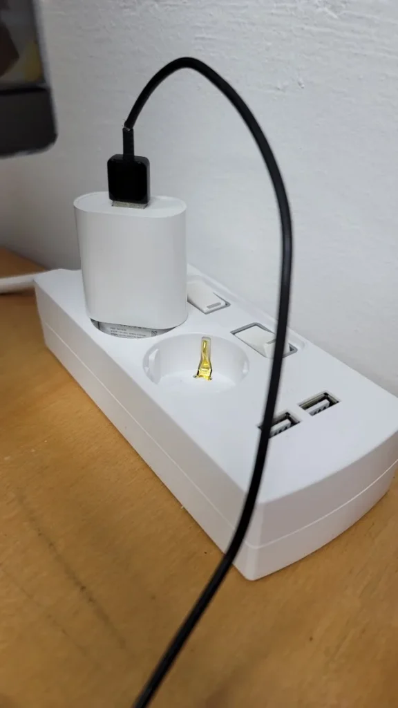 호텔 객실 테이블에서 전용 어댑터와 USB 충전을 함께 쓰는 써보니 멀티탭