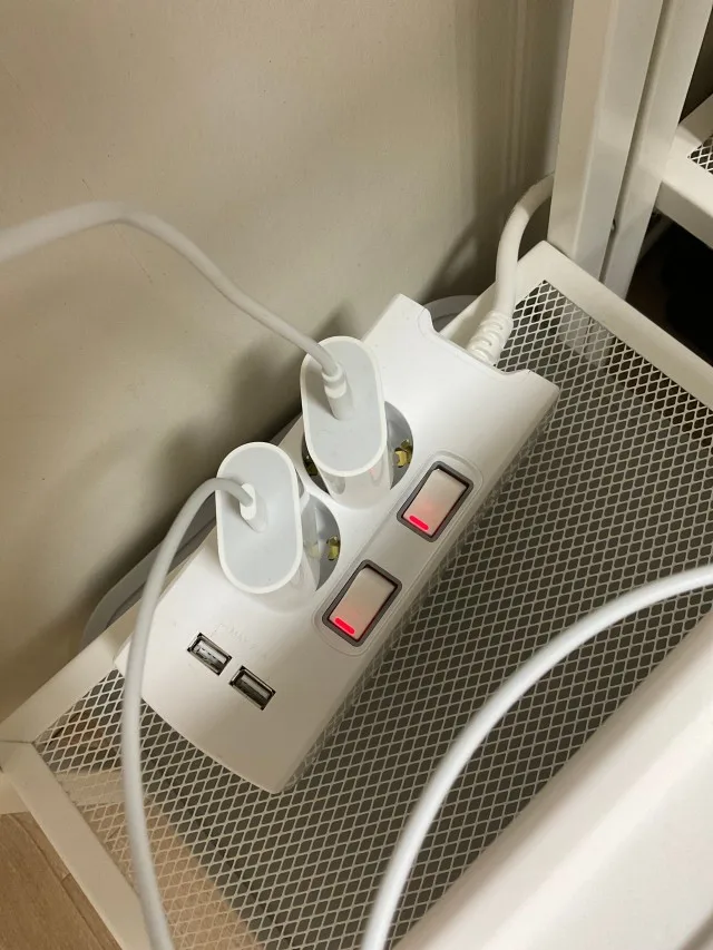 숙박 공간 선반에서 충전 중인 써보니 USB 개별스위치 멀티탭