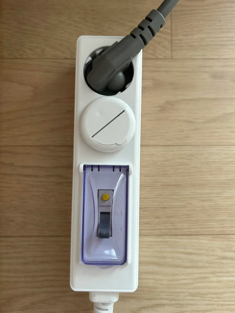 노란색 시험 버튼과 누전차단기 보호커버 확대