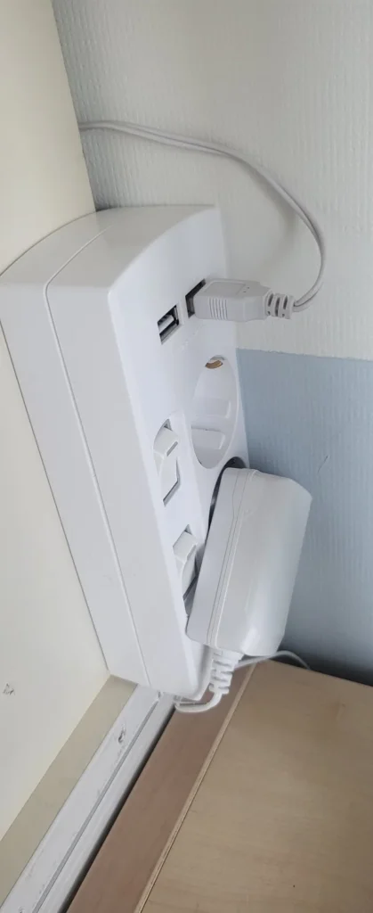 모텔과 호텔 침대 옆 가구에 세워 둔 써보니 3구 USB 멀티탭