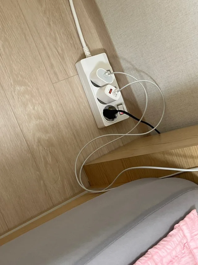 여러 충전기를 연결해 사용하는 써보니 3구 통합스위치 멀티탭