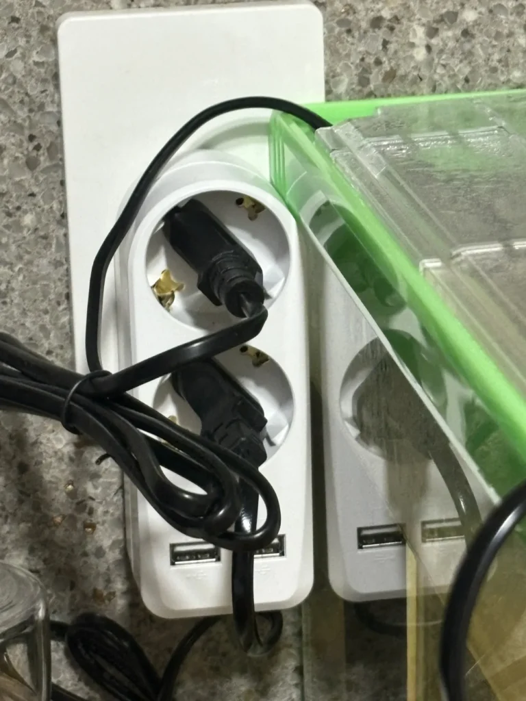 펜션과 리조트 공용 충전 공간에서 사용하는 써보니 USB 멀티탭