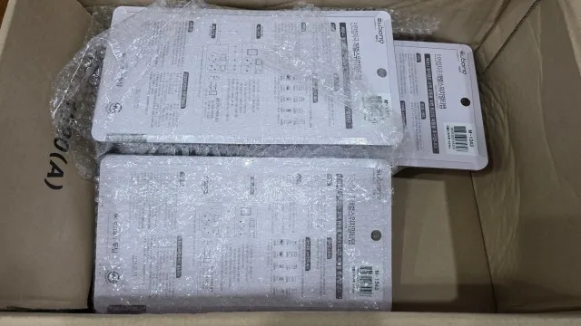 택배 상자 안에서 완충재와 함께 포장된 써보니 멀티탭