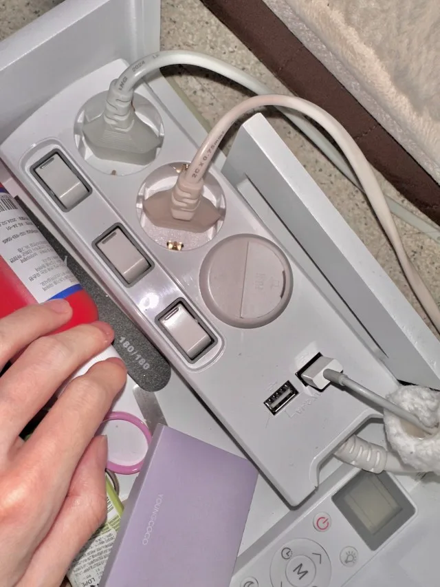 스터디카페 책상에서 충전 케이블과 함께 사용하는 써보니 USB 멀티탭