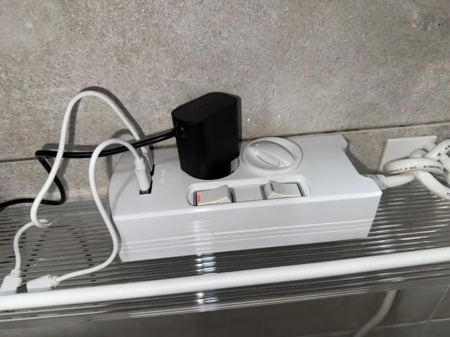 USB 케이블과 어댑터를 연결한 써보니 3구 개별스위치 USB 멀티탭